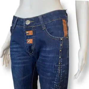 Coola Y2K jeans från Zhui Feng Lang Märkt som storlek 31 Mjukt tyg, inte för styvt ⚠️ Förstor för skyltdocka! Ett snöre är fäst för att hålla jeansen uppe. De ska sluta precis under naveln! ⚠️Mått liggande: Midjebredd 38 cm, Höftbredd 48cm & Grendjup 24 cm