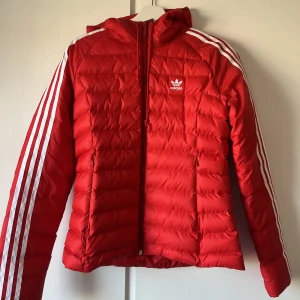 Adidas jacka  - Adidas jacka, storlek 36. Använd fåtal gånger