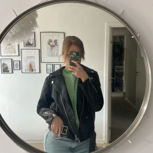 ”Skinnjacka” från hm - Säljer denna snygga jacka i skinnimitation då den inte kommer till användning, storlek M men är ganska stor i storleken så kan funka som oversize.☀️