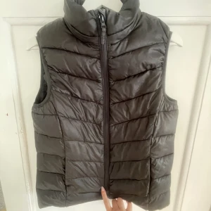 Väst - Enkel svart väst använd fåtal gånger. 