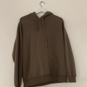 Hoodie - En militär grön hoodie i stl S