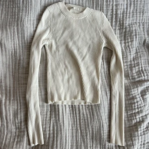 Tajt tröja - Ribbstickad tajt tröja från pull and bear. Benvit färg