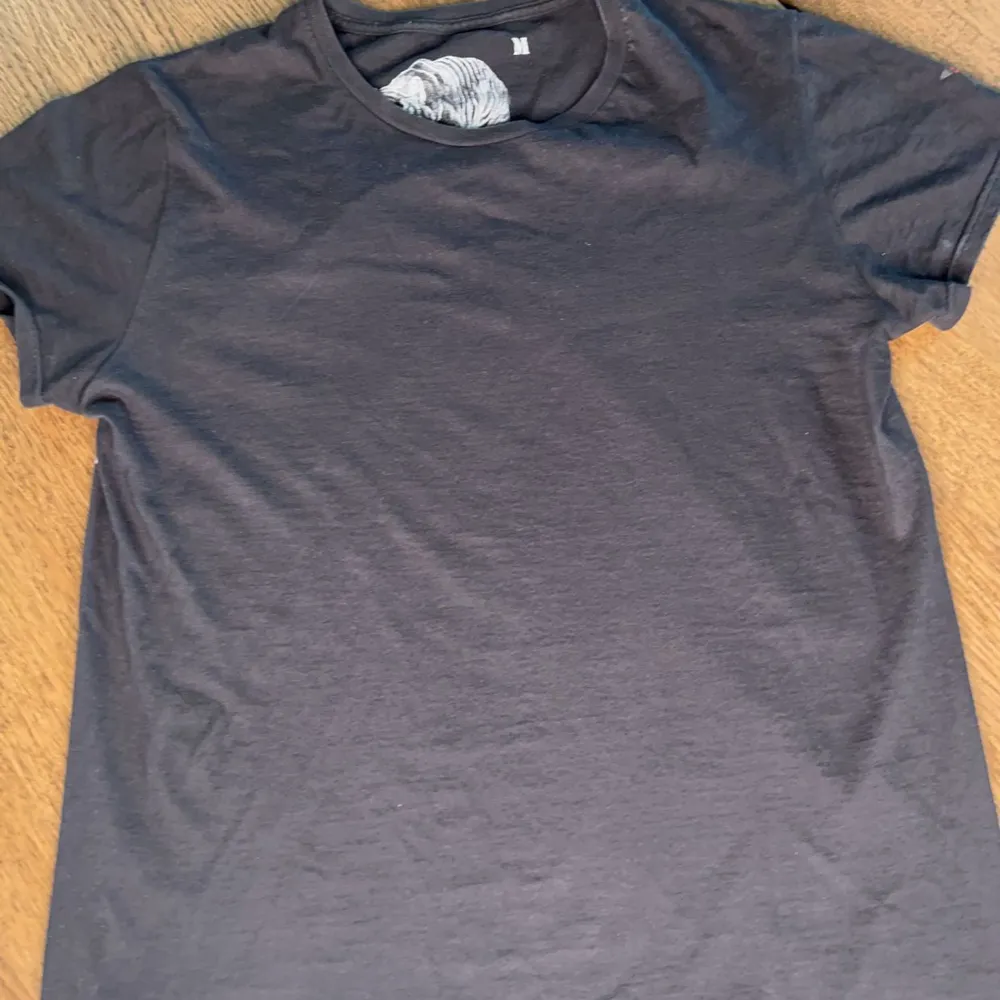 Bastille T-shirt  Storlek M T-shirtens tryck ligger på ryggen av tshirten.T-shirten är knappt andvänd och är i mycket bra skick Nypris: 1200kr Mitt pris: 700kr 😃. T-shirts.