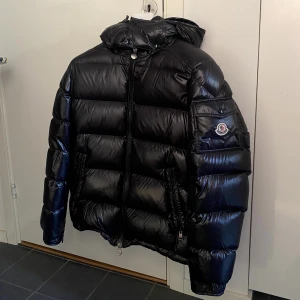 Moncler Maya Down Jacket - Intressekoll på min sparsamt använda Moncler jacka köpt vintern 2022 för 12 342kr. Buda gärna. Äkthetsbevis m.m. finns såklart. Kan mötas upp i Gbg. 