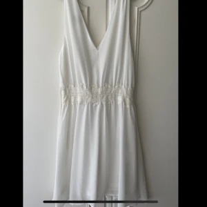 Vit klänning  - Klänningen är använd 1 gång och har blivit hängandes i garderoben. I fint skick!