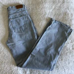Ljusblå jeans från Ginatricot, storlek 38. Långa i benen, slits nedtill. Köparen står för frakten!
