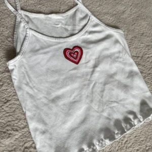 Croppad linne - En supersöt croppad linne med fladder. Perfekt inför sommaren. Storlek S men passar även xs (lite lösare) eller m (lite tightare). Frakt tillkommer. Skriv gärna vid frågor ❤️