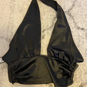 Svart topp - Svart topp från Nelly helt ny med lappar kvar stl S 100kr inkl frakt