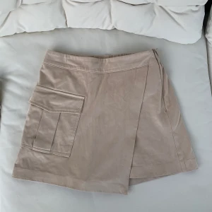 Byxkjol Zara - Snygg Byxkjol från Zara perfekt nu till sommaren!! Ser ut som en kjol från framsidan och shorts från baksidan. Väldigt gott skick och knappt använda. I storlek XS✨ Säljer för 150kr💘
