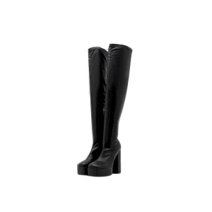 Overknee klackar - Jätte fina overknee klackar i strl 38 men små i strl så sitter som 37. Skafthöjden är 56cm med 13cm klackhöjd och 4cm platå. Dom är endast testade en gång inomhus så är som nya. Köparen står för frakten!