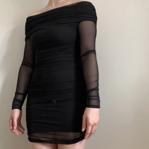 Off-shoulder klänning  - Svart off shoulder klänning med genomskinliga ärmar. Storlek S, säljer då den är för liten för mig💕