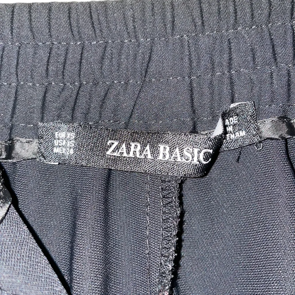 Byxor med revär från Zara. Jeans & Byxor.