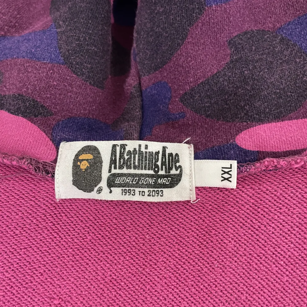 Säljer min Bape hoodie i färgen lila, strl är XXL men passar bra som L om ni gillar oversized. Bra skick. . Hoodies.