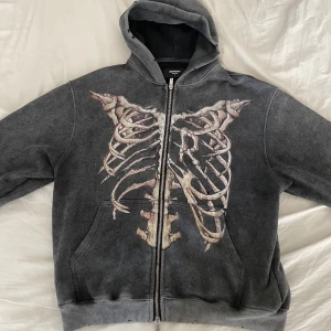 REPRESENT skeleton hoodie - Knappt använd represent skeleton hoodie, den är strl S men är oversized och passar M hur bra som helst. 