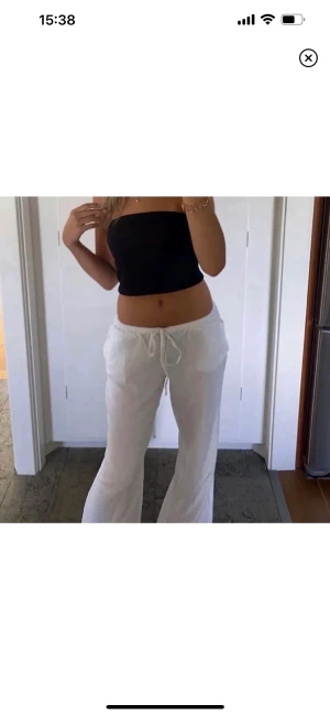 linne byxor - säljer mina linnebyxor som är köota från plick förra sommarn och sen alldrig använda, dem är upp sprätta i botten så längden passar ich köpte dem så, så den första bilden är från tjejen jag köpte av. dem är storlek M men passar mig som har S/xs också🤍🤍