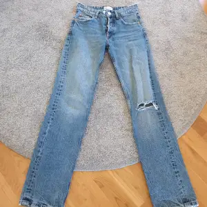 Ett par mid waist traight leg jeans från zara med slitning på ena knät🌸💕
