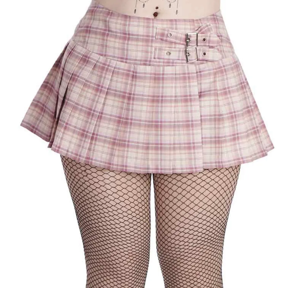 Rutig kort kjol/miniskirt i färgen rosa.  Stl: XS-M (går att ställa in storlek själv iom omlott).. Kjolar.