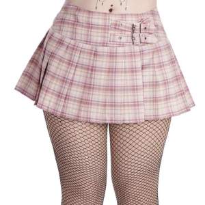 Rutig kort kjol/miniskirt i färgen rosa.  Stl: XS-M (går att ställa in storlek själv iom omlott).