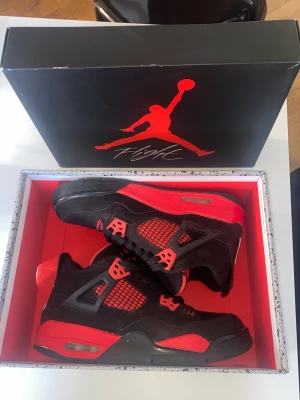 Jordan 4 - As snygga äkta jordan 4 som tyvärr är för små för mig, skriv vid fler bilder eller frågor! 10/10 nyskick!! Box ingår men ej kvitto för har köpt här på plick, pris kan diskuteras, kan posta eller mötas upp i stockholm, kan byta🔥 nypris:ca 4000kr 