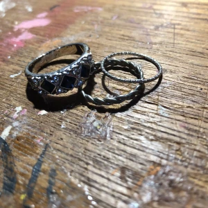 Ringar - Lite olika ringar, skulle säga storlek s/m, 10kr+frakt för alla. Tryck inte köp nu!