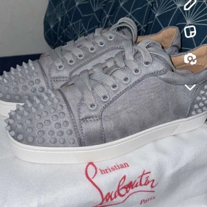 Loubs  - Dem som har storlek 42,5 kommer passa i dem, skorna är helt nya bara använt 1 gång. Dem kommer med boxen. Pris diskuteras privat