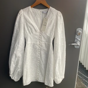 Klänning från Adoore - Säljer denna superfina nya klänning från Adoore! Den är endast testad och har prislappar kvar. säljer pga. Försent att retunera. Klänningen är slutsåld på adoores hemsida🌸🌸🌸