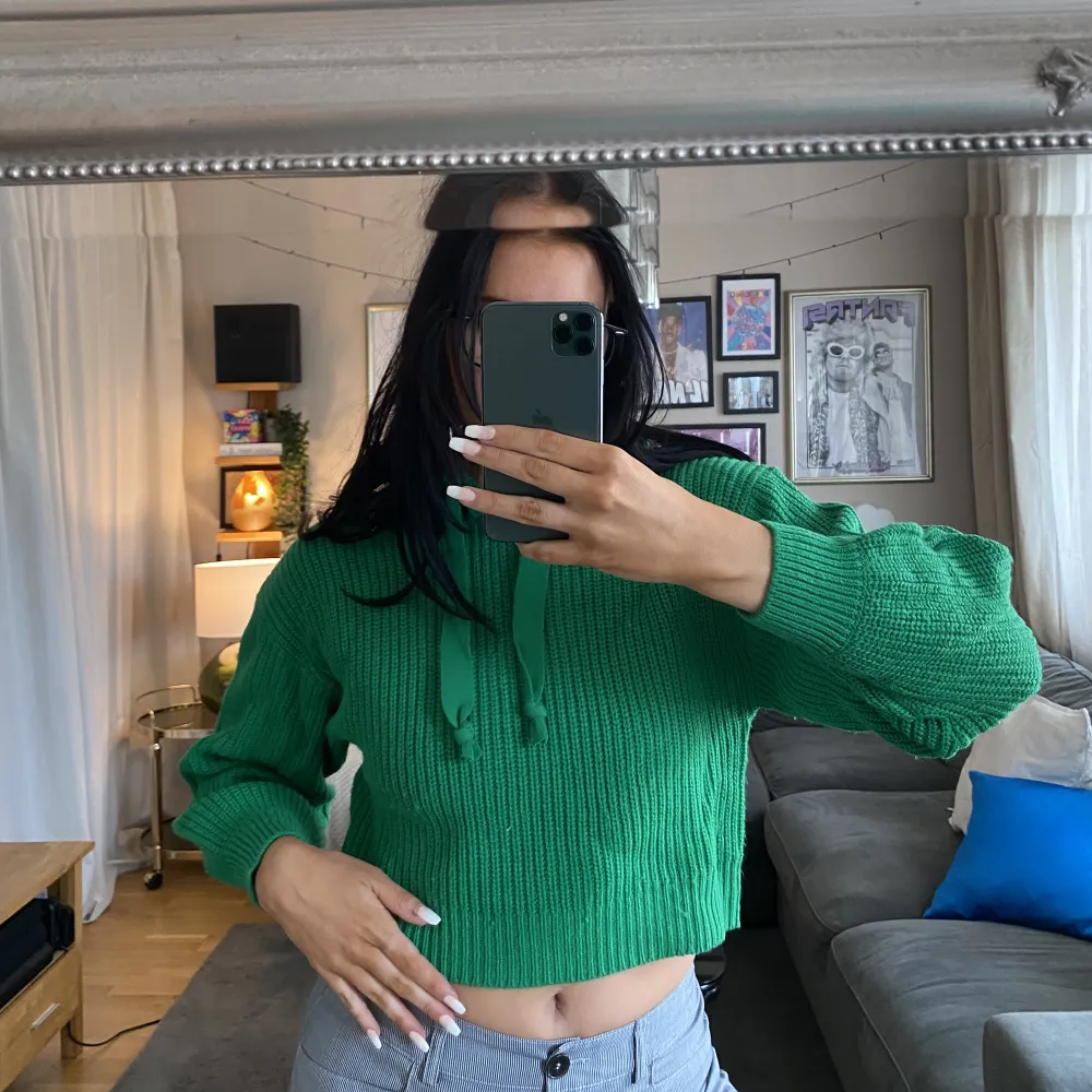 Så fin stickad grön stickad hoodie från H&M!!!! Använd Max 3 gånger 🧼🧼🧼. Stickat.