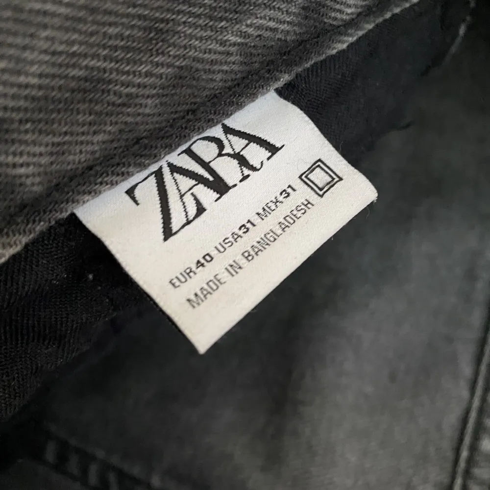 Näst intill oanvända Zara jeans i lätt mörkgrå tvätt, perfekt till sommaren. Strl 40, kan ses som ungefär 31/32. Jeans & Byxor.