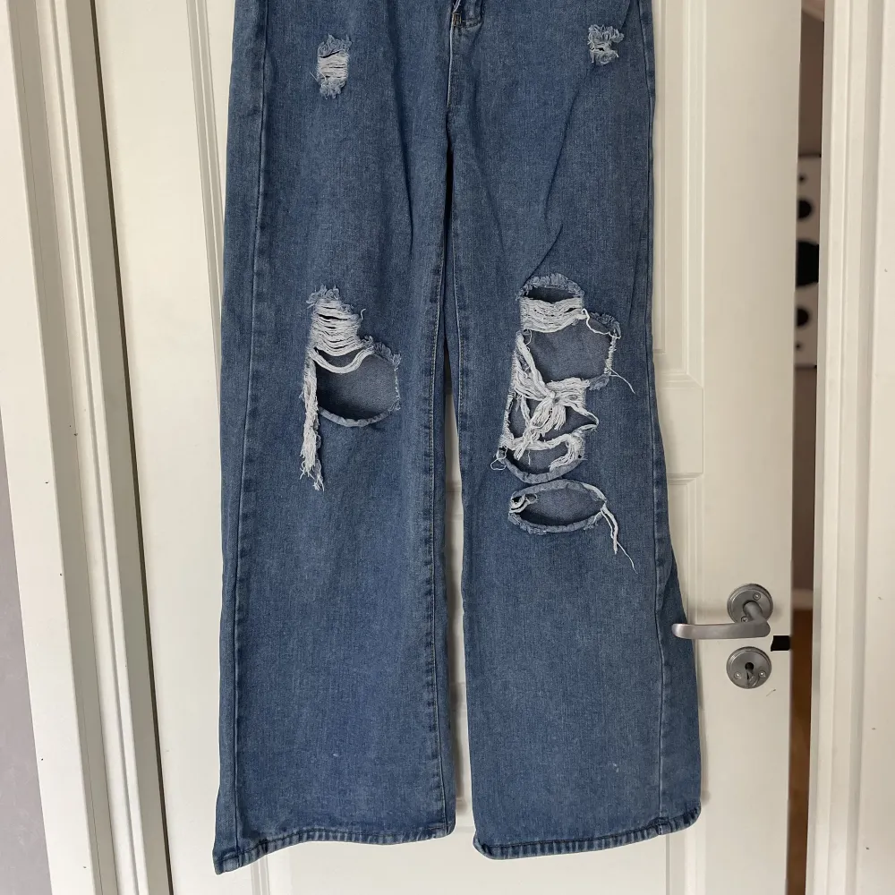 Mörkblå jeans med hål från H&M, använda men ingen skada skedd . Jeans & Byxor.
