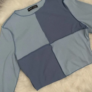 Långärmad topp  - En blå långärmad topp med två rutor diagonalt. Är i bra skick och det går att skriva för fler bilder😊Köparen står för frakten💕