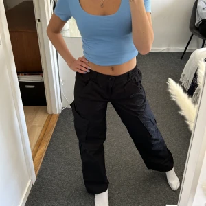 Cargo pants - Cargo byxor ifrån HM, aldrig använda och i super bra skick! jag är 165 i referens💕  (köparn står för frakten)