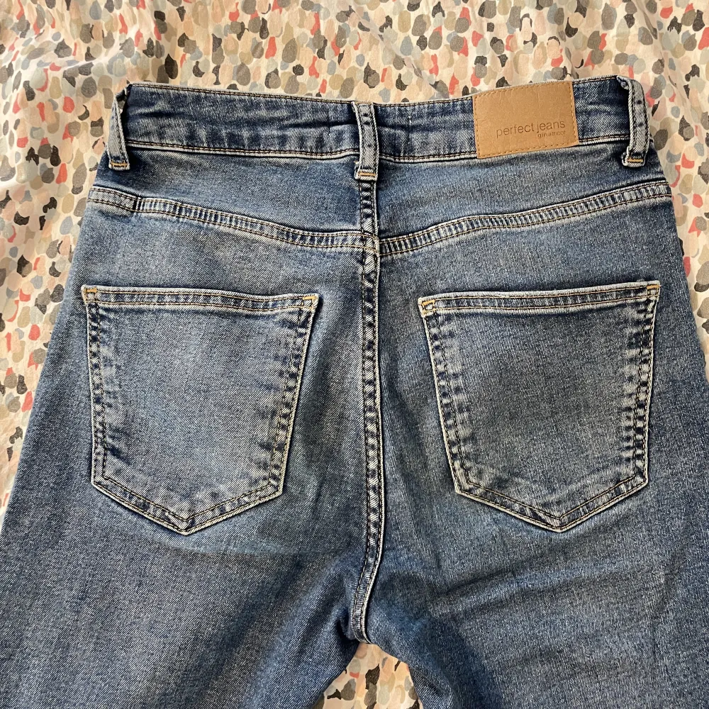 Mid waist bootcut jeans från Gina i storlek S. Kom privat för mer bilder eller frågor💗. Jeans & Byxor.