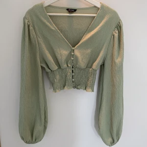 Grön blus - Grön blus i storlek M från monki. Passar mig som vanligtvis har S
