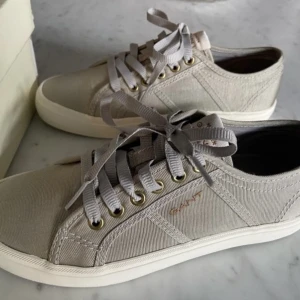 GANT Sneakers helt nya stl 36 - Ett par helt nya och oanvända GANT Zoe Rips Silver. Stl 36. Nypris 699kr  Kartong finns kvar. 