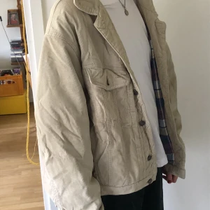 Manchester Jacka - Vår/höstjackan i beige Manchester, retro från Esprit. Säljer på grund av att jag inte använder längre:) lite iberiskes stil, jag har egentligen S/M men denna funkar prima! Storlek L