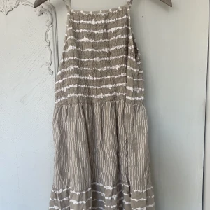 Sommarklänning  - Säljer denna klänning som är jättefin nu till sommaren. Passar perfekt som en vardagsklänning. 