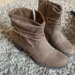 Bruna boots  - Säljer dessa snygga boots då det tyvärr inte kommer till användning. Är i mycket bra skick. 