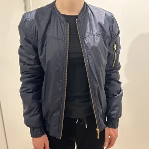 Boomerang bomberjacka - Är en XS, men jackan är strl M. Passar alltså en XS-M beroende på hur tight man vill ha jackan. Bra skick.