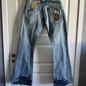 Rare 00’s low waist jeans  - Snygga jeans storlek: 36/38. Tyvärr blivit för små för mig! Väldigt fint skick & inga tecken på användning. Köpte dom för 590kr. 🌸