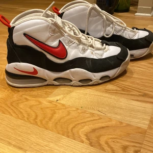 Nike air uptempo  - Säljer dessa Nike skor kan användas för att spela lite basket eller bara för att va ute och chilla. Använda ett par gånger medium skick. Storleken 42.5 kan prata om priser.