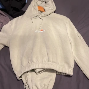 Set - Ett jätte fint och skönt set byxorna har stolek 36 och tröjan har storlek 38