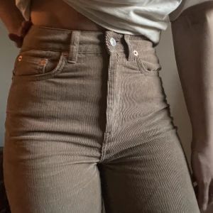 Manchesterbyxor  - Snygg byxa i manchester! Hög midja med smidig dragkedja, tight passform upp till som släpper vid lår & övergår i raka ben. Modellen heter Boulevard. Strl S (jag är 170cm). Helt nya (trivs ej i beige).