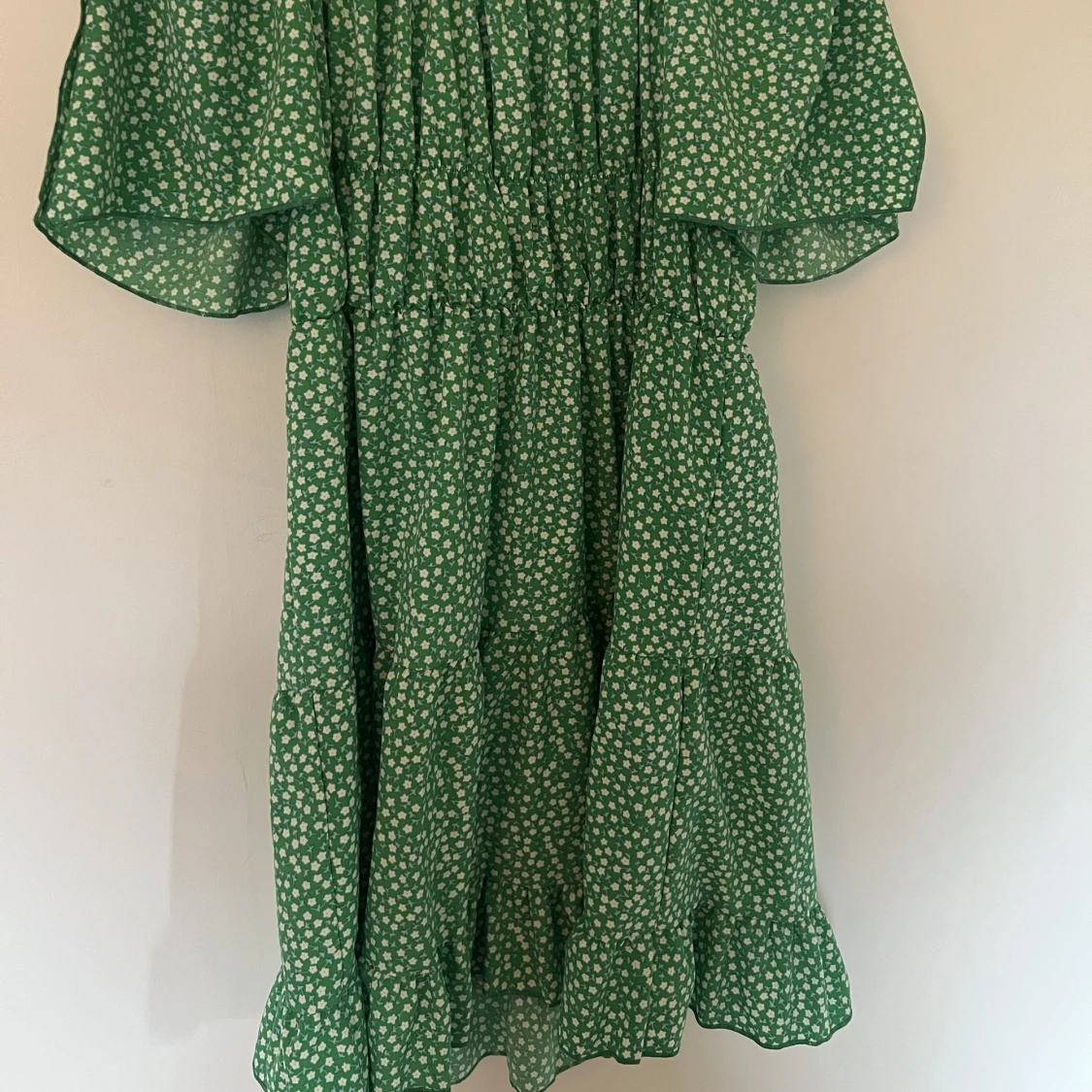 Blommig grön klänning  - 91
