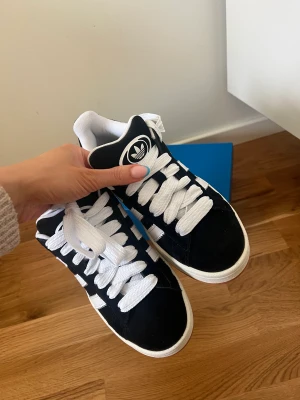 Adidas campus 00s - Säljer dessa populära snygga skor som är helt slutsålda nästa överallt. Köptes dyrare än orginalpriset för 1990kr.  Den är i storlek 37,5. Medföljer svarta snöre.Aldrig använt. Frakt tillkommer.
