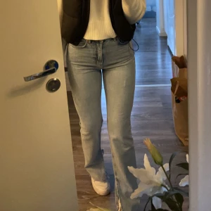 Jeans  - Ljusblåa midwaist jeans från Gina tricot med slits längst ner. Köpta för 599 säljer för 250+frakt 