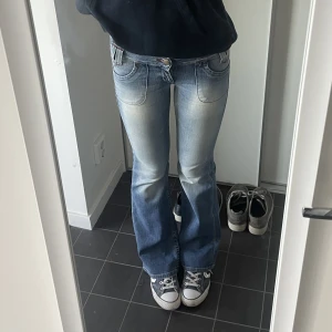 Lågmidjade Lee jeans med fickor - Jättesnygga lågmidjade jeans från Lee. Storlek W26L33. Säljer då de är lite för små för mig. Har tyvärr inget måttband men jag är 172 som referens💕🫶🏽 nypris 1099