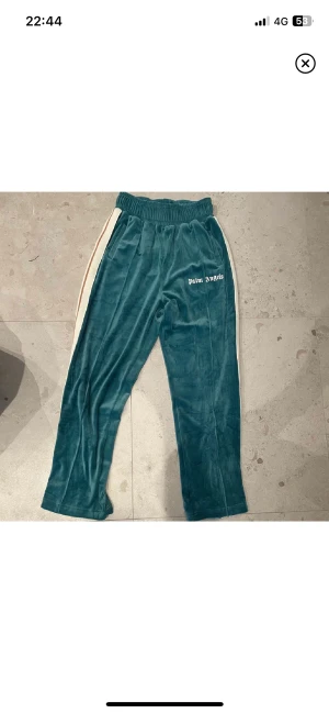 Palm angels byxor - Helt oanvända, ligger i påse fortf (bild är på likadana).  Är 186 cm (passningsreferens)