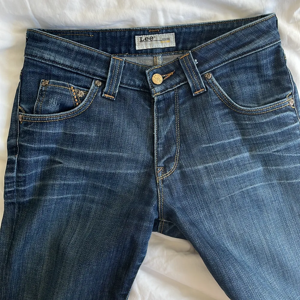 Assnygga lågmidjade jeans från Lee!. Midjemått runt 77cm, innerbenslängd 75cm (passar mig som är 170cm) Lite slitna längst ner i benen men annars bra skick. Skriv om du har några funderingar!🫶🫶. Jeans & Byxor.