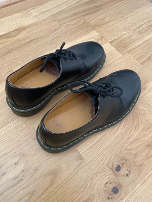 Dr Martens storlek 39 - Låga Dr Martens skor. Svarta. Obetydligt använda. Ny pris ca 1500. Blank finish. Bra kvalitet.