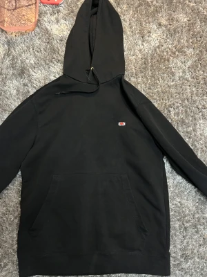 Hov1 hoodie - Säljer min hov1 kärleksbrev hoodie i storlek S , inköpt 2018 för 600kr. Säljer då den aldrig kommer till användning längre, köparen står för frakten